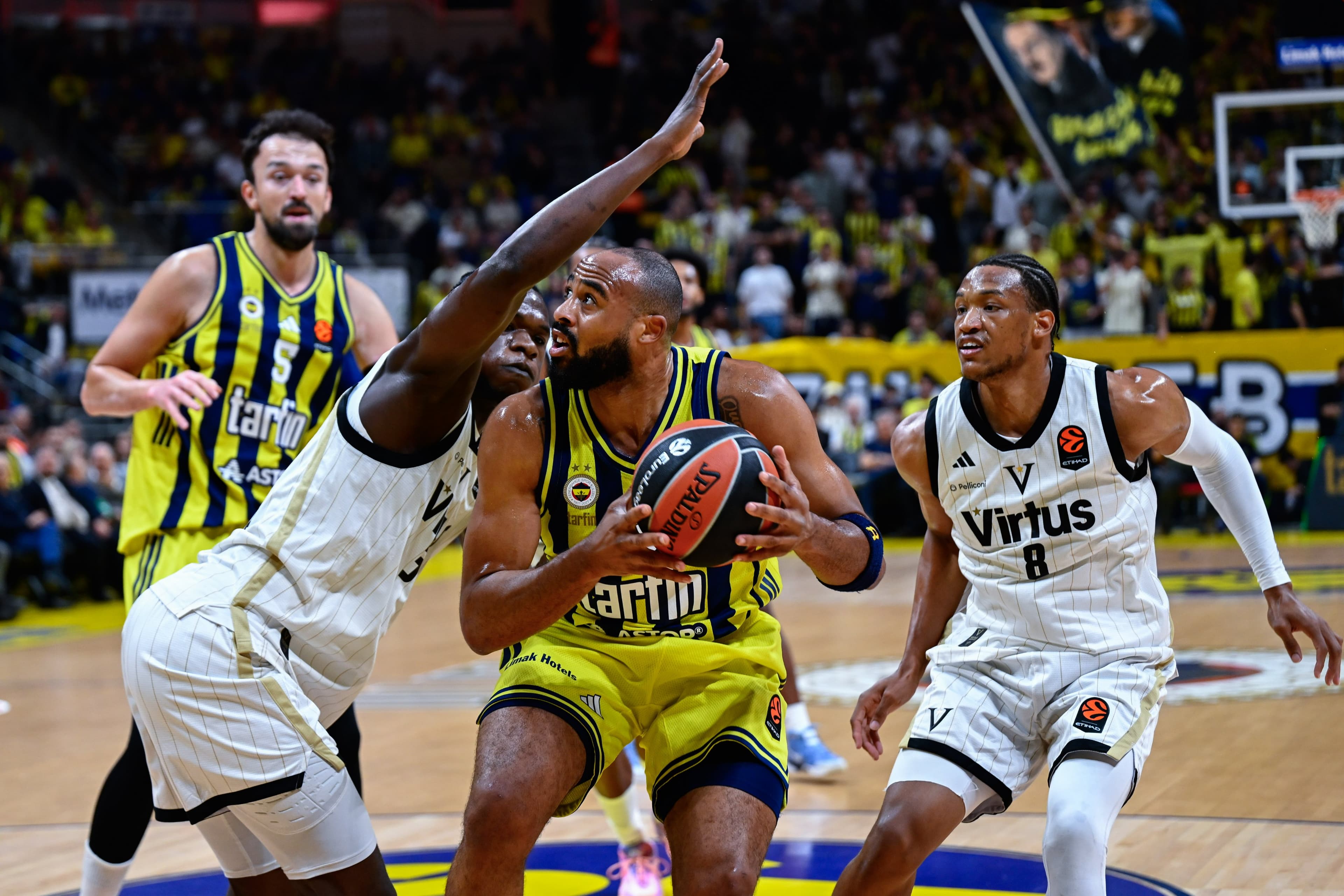 Fenerbahçe Tarfin, Bologna Karşısında Son Çeyrekte Düğümü Çözdü: 78-68